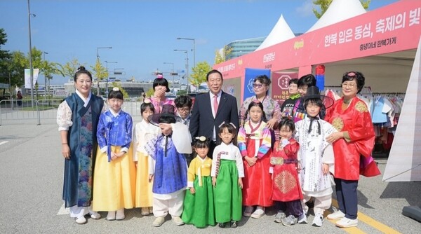 세종한글축제 ‘충녕이네 한복가게’ 앞에서 한복을 곱게 차려입은 어린이들과 함께 기념촬영하는 최민호 세종특별자치시장.아이들은 한글 문양이 새겨진 한복을 입고 세종의 가을 축제 현장을 더욱 빛냈다.[사진=세종의아침]