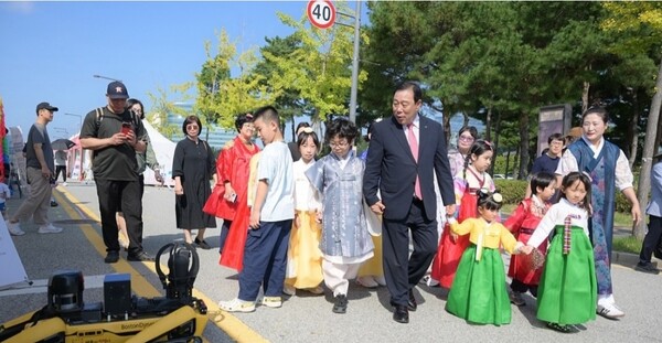 한글 문양이 새겨진 한복을 입은 어린이들과 함께 축제 거리를 걷는 최민호 세종특별자치시장.거리 행진은 마치 한복 패션쇼를 연상케 하며 세종한글축제의 흥겨운 분위기를 더했다.[사진=세종의아침]
