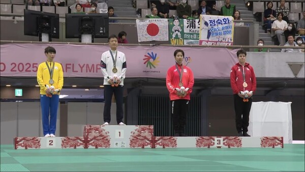 정숙화(왼쪽 두 번째)선수 시상식[사진=체육진흥과]