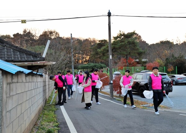 20일 봉산동 향나무 보존을 위해 ‘버스타고 문화유산 지킴이 원정대’ 활동을 진행했다.[사진=세종도시교통공사]