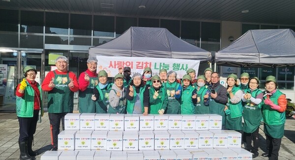 사랑의 김치 나눔[사진=도담동]