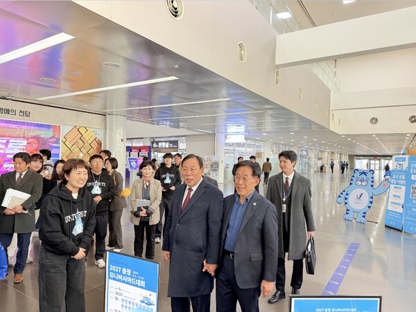 2027 충청 유니버시아드대회 조직위원회가 24일 세종시청 1층 로비에 공식 상품 팝업 부스를 설치하고 20여 종의 굿즈를 선보이는 이벤트를 개최했다. 행사장을 찾은 최민호 세종시장과 조직위 이창섭 부위원장이 굿즈를 살펴보고 있다. [사진=조직위 제공]