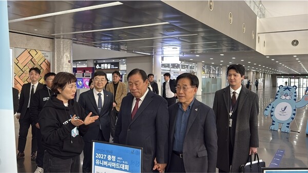 2027 충청 유니버시아드대회 조직위원회가 24일 세종시청 1층 로비에 공식 상품 팝업 부스를 설치하고 20여 종의 굿즈를 선보이는 이벤트를 개최했다. 행사장을 찾은 최민호 세종시장과 조직위 이창섭 부위원장이 굿즈를 살펴보고 있다. [사진=조직위 제공]