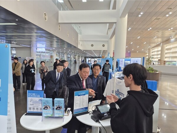 2027 충청 유니버시아드대회 조직위원회가 24일 세종시청 1층 로비에 공식 상품 팝업 부스를 설치하고 20여 종의 굿즈를 선보이는 이벤트를 개최했다. 행사장을 찾은 최민호 세종시장과 조직위 이창섭 부위원장이 굿즈를 살펴보고 있다.[사진=조직위 제공]