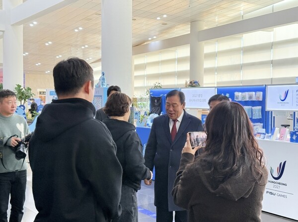 2027 충청 유니버시아드대회 조직위원회가 24일 세종시청 1층 로비에 공식 상품 팝업 부스를 설치하고 20여 종의 굿즈를 선보이는 이벤트를 개최했다. 행사장을 찾은 최민호 세종시장과 조직위 이창섭 부위원장이 굿즈를 살펴보고 있다.[사진=조직위 제공]