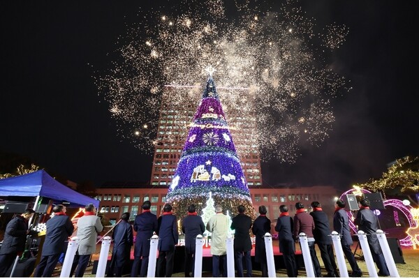 시청 남문광장에 사랑의 성탄트리 불 밝힌다[사진=대전시]