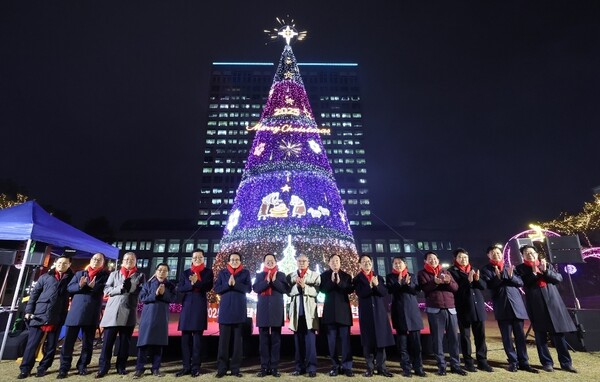 시청 남문광장에 사랑의 성탄트리 불 밝힌다[사진=대전시]