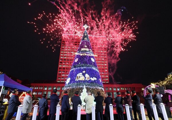시청 남문광장에 사랑의 성탄트리 불 밝힌다[사진=대전시]